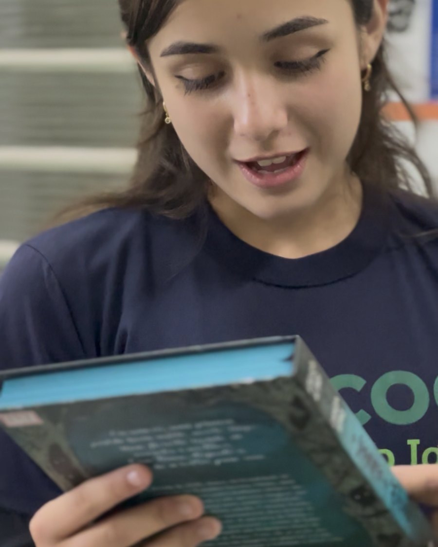 Aluna do COC São João lendo o livro do bimestre
