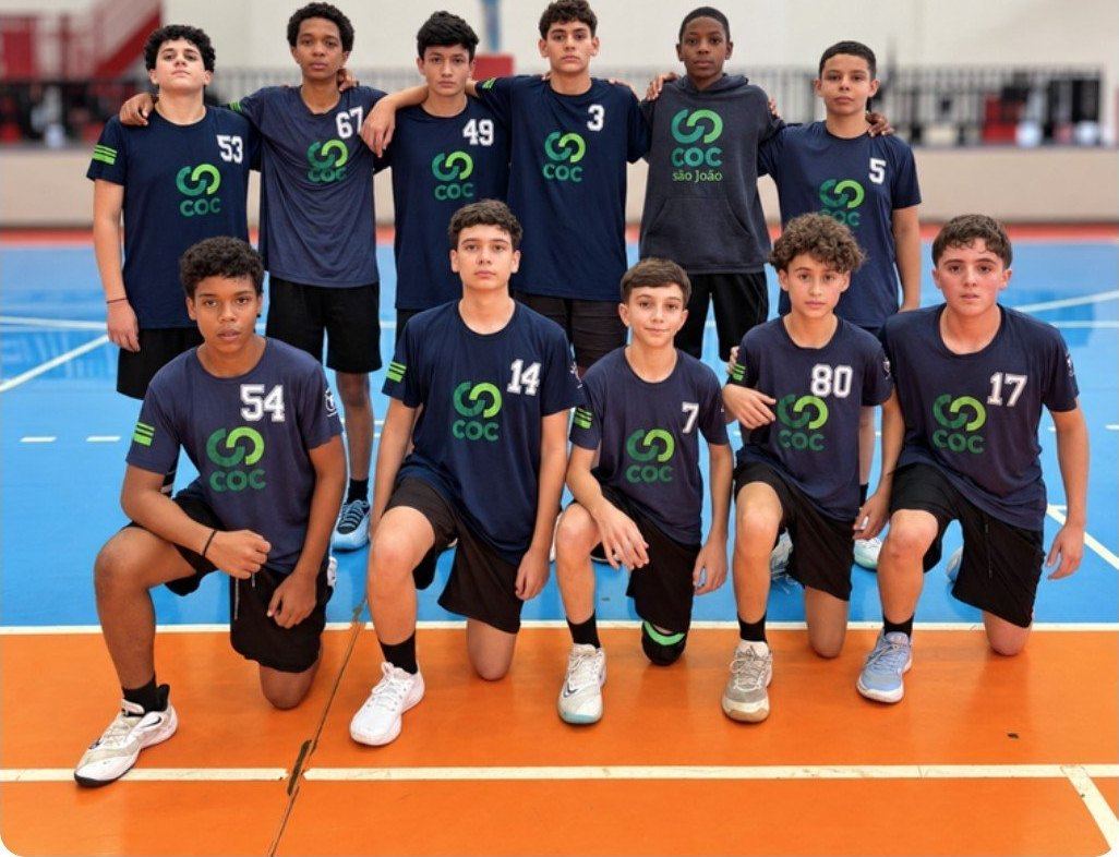 Time de alunos dos Anos Finais na quadra