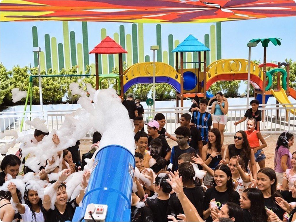 Alunos em dia de festa no COC São João