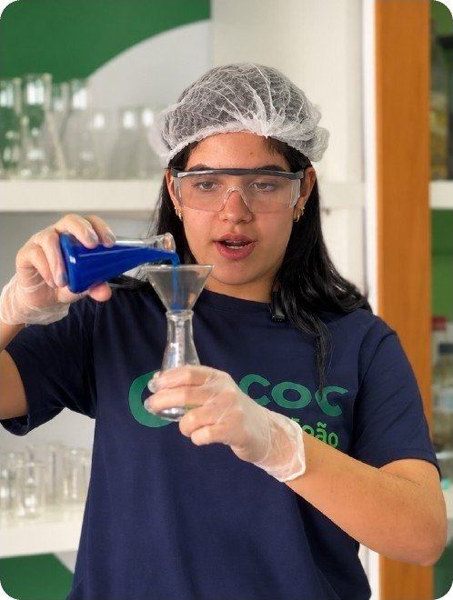 Aluna em experimento no laboratório