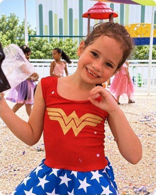 Criança fantasiada em festa da escola