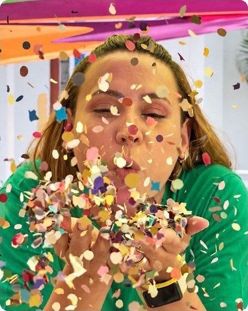 Criança soprando confete em festa da escola