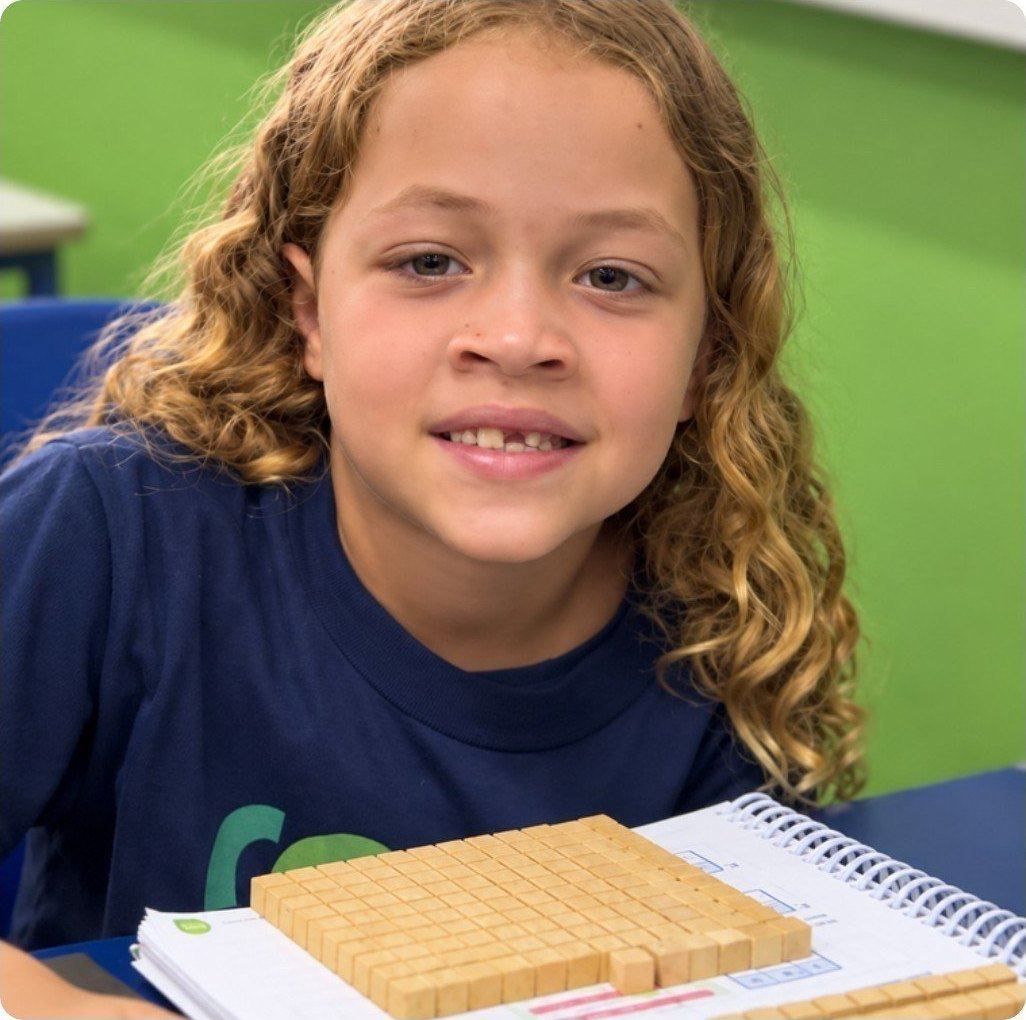 Aluna dos Anos Iniciais com o material dourado