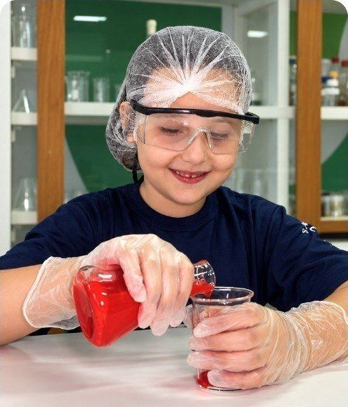 Aluna em experimento no laboratório