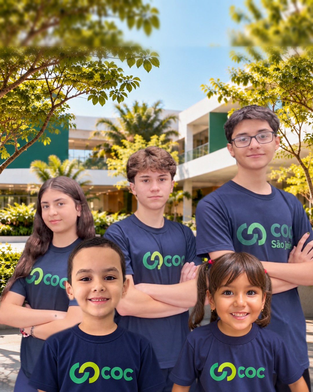 Alunos do COC São João, da Educação Infantil ao Ensino Médio, com a camiseta da escola.