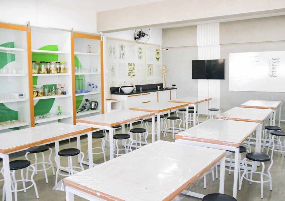 Laboratório de ciências com bancadas e armários de materiais