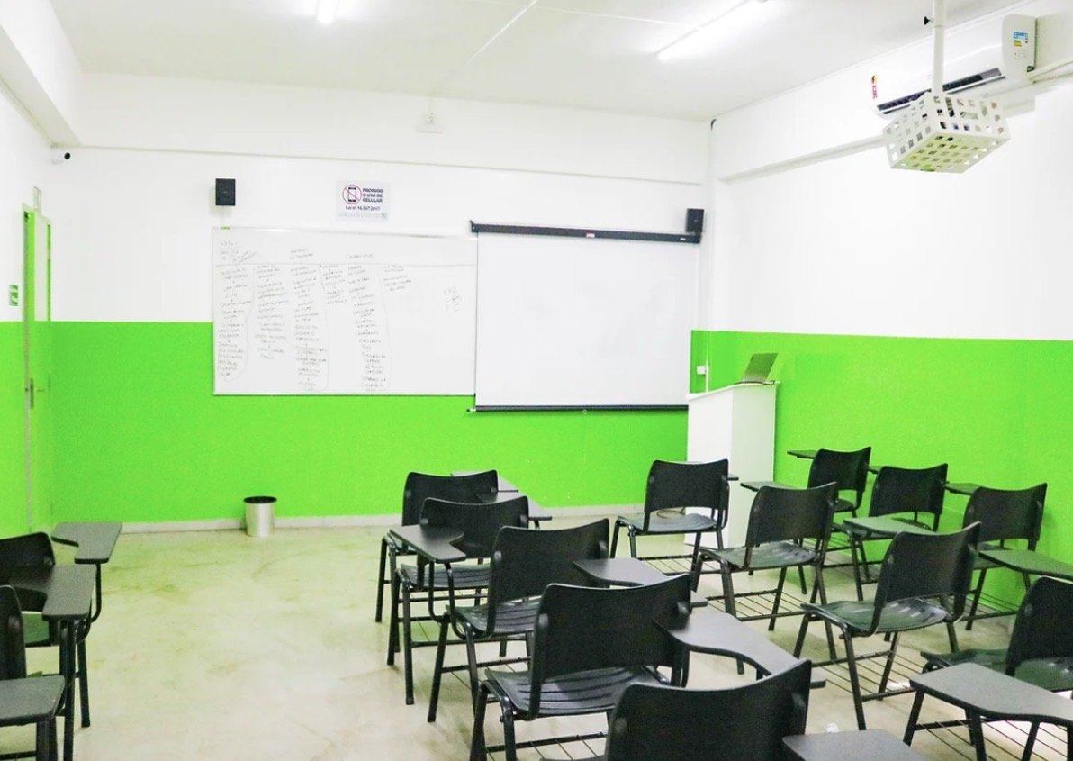 Sala de aula com lousa e projetor