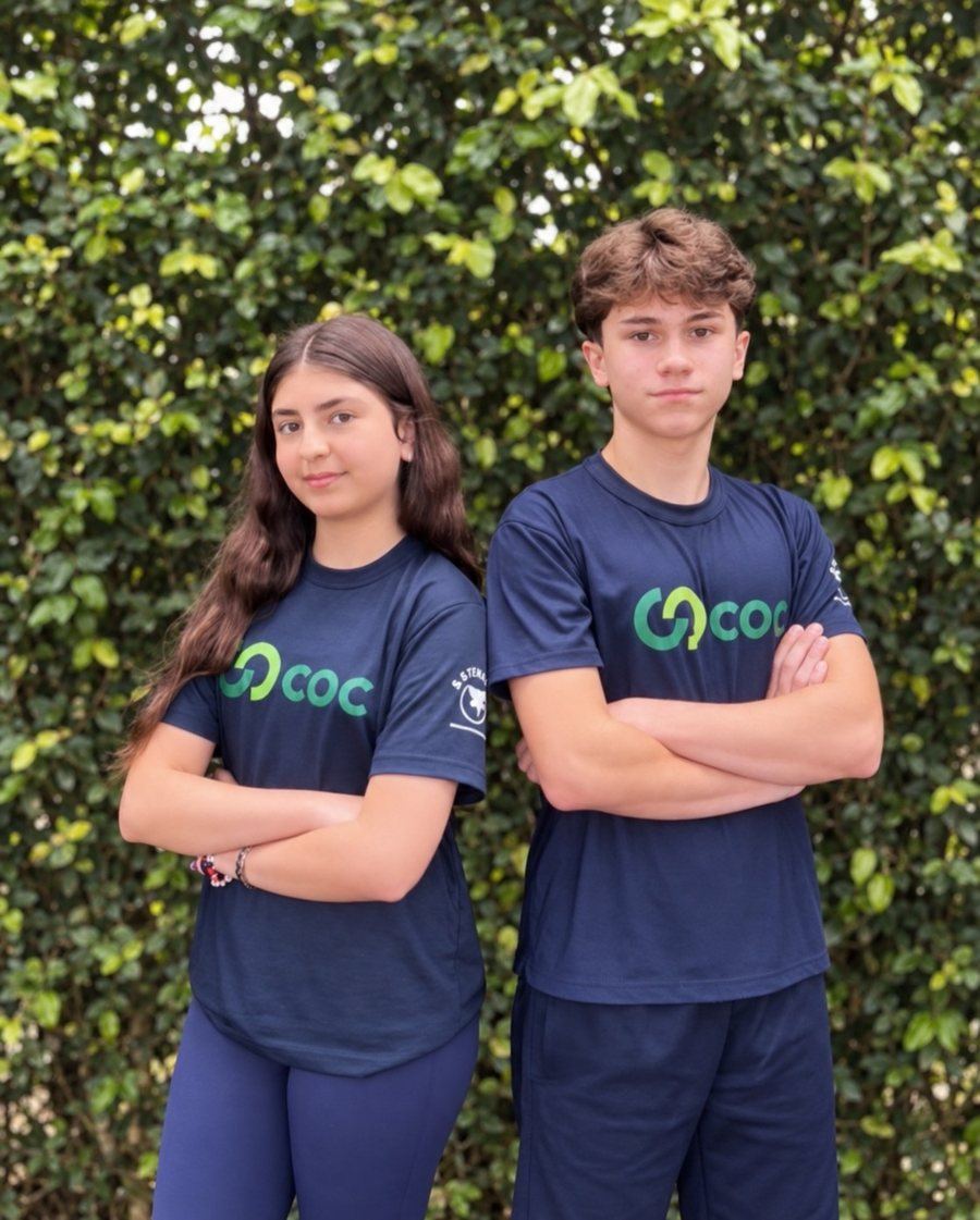 Dois alunos dos Anos Finais com a camiseta do COC
