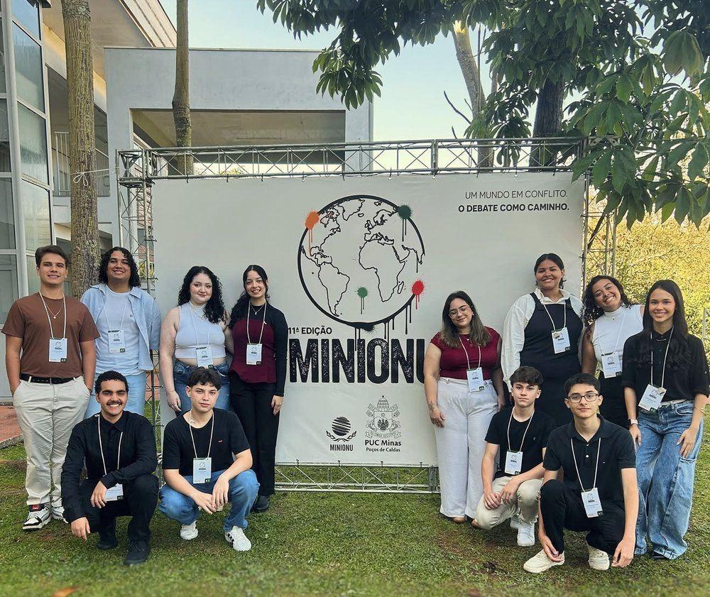 Alunos do COC São João na 11ª edição do MINIONU, na PUC Minas de Poços de Caldas