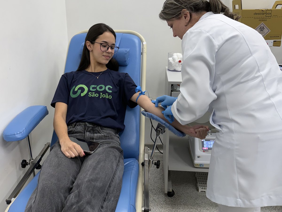 Aluna do Ensino Médio do COC São João doando sangue na Bioclínica