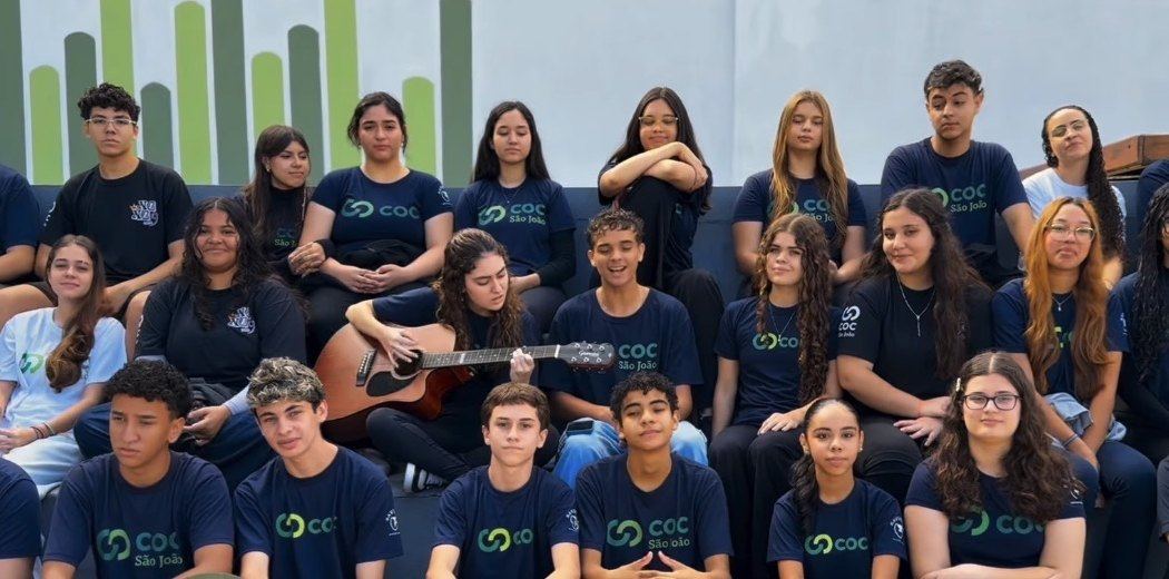 Turma do Ensino Médio em apresentação musical