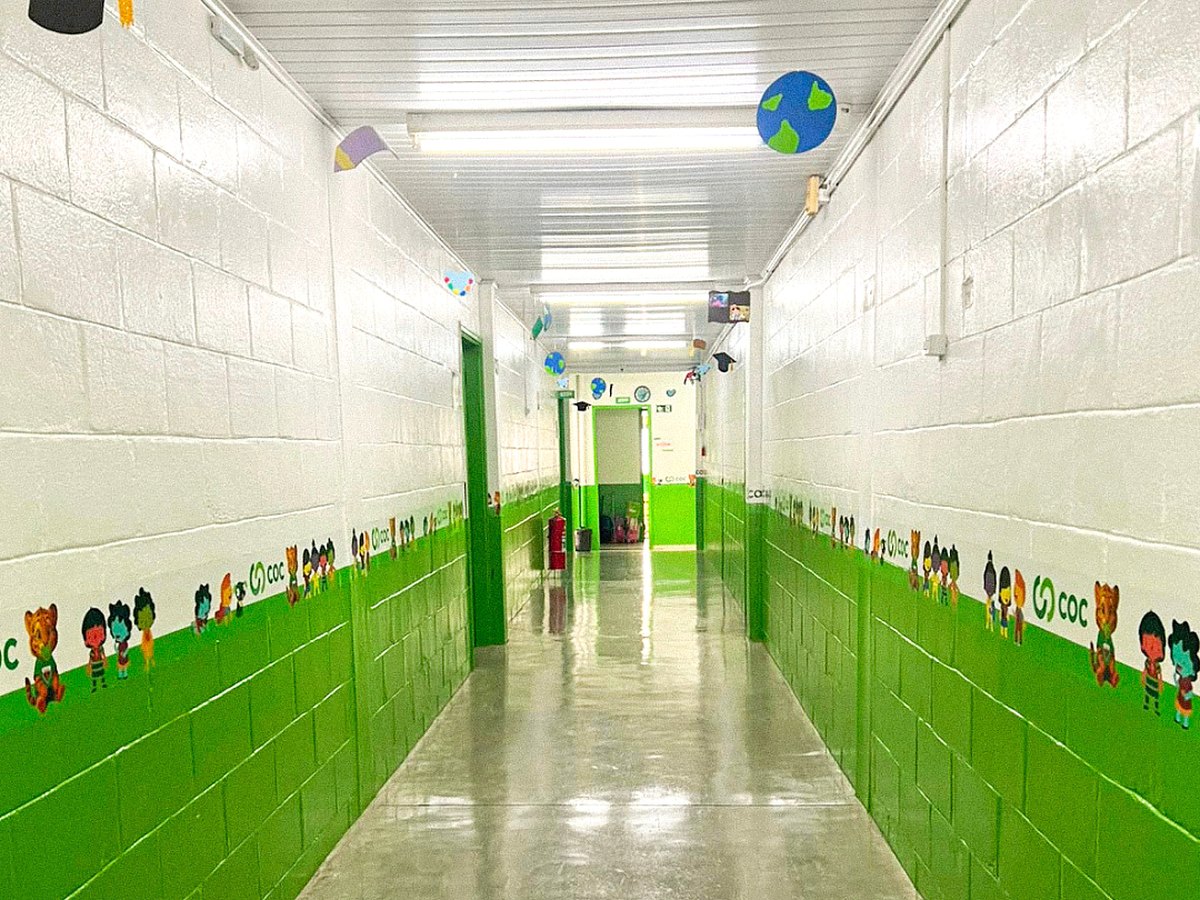 Corredor do COC Tigrinho, com as paredes em branco e verde