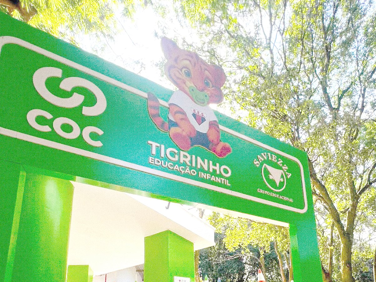 Entrada do COC Tigrinho, com o portal de lápis coloridos