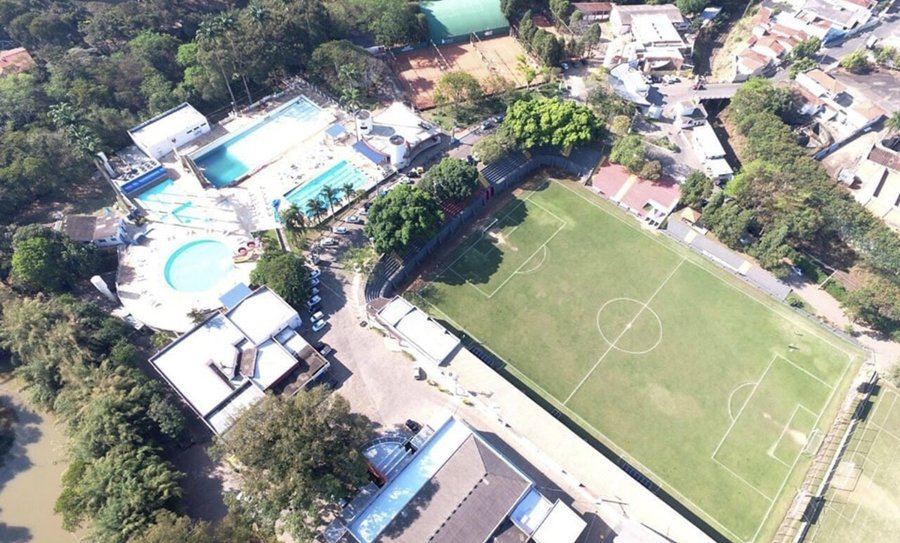 Crianças em atividade na área externa do COC Tigrinho