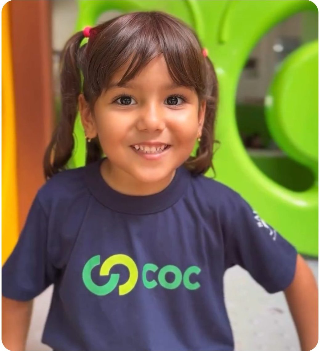 Aluna com a camiseta do uniforme do COC